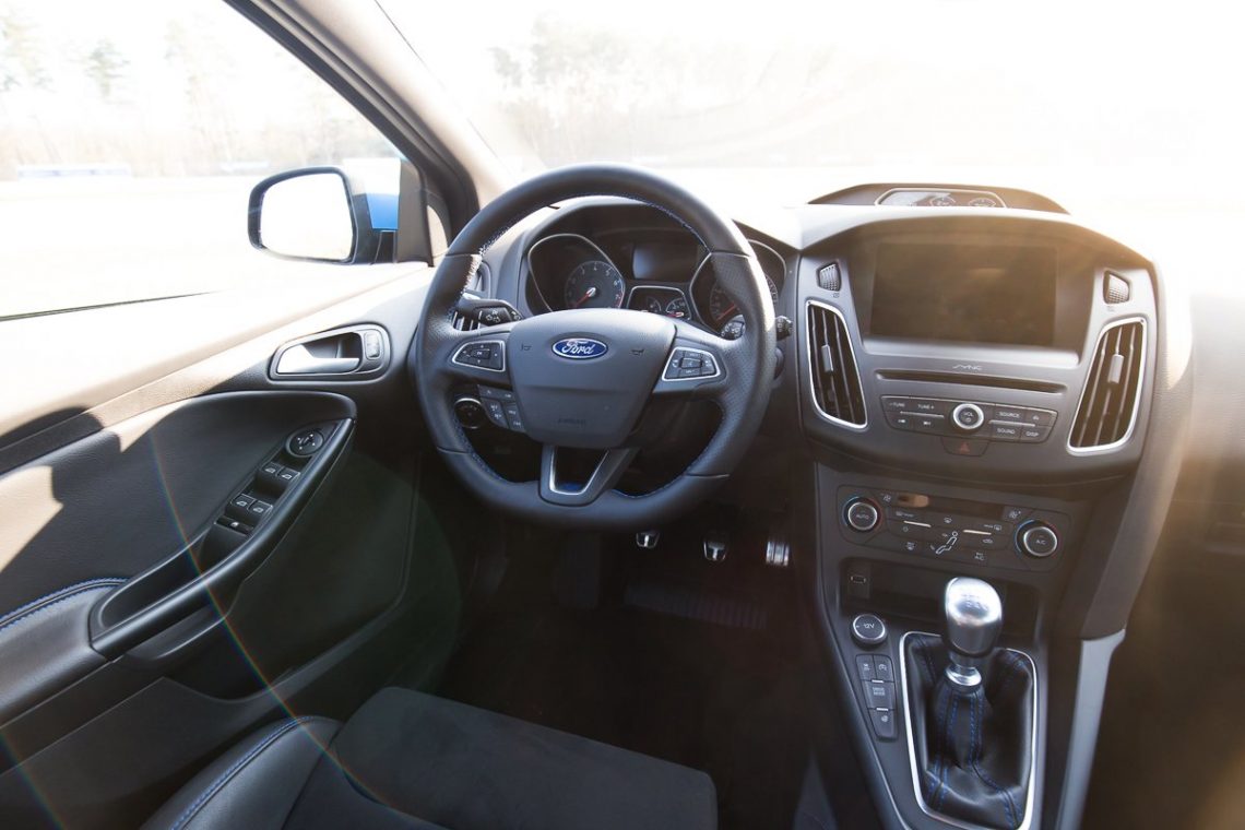 2016 Ford Focus RS Cockpit Lenkrad Interieur Innenraum