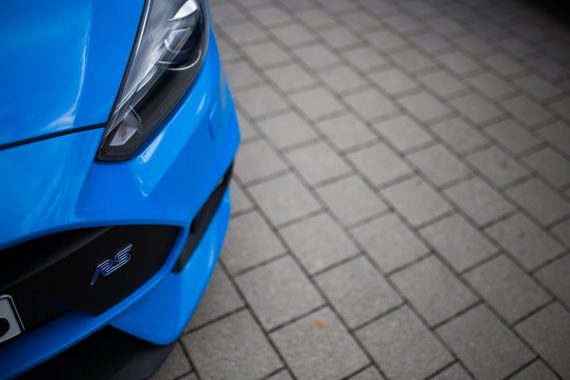 Ford Focus RS Xenon Scheinwerfer RS Emblem Kühlergrill blau