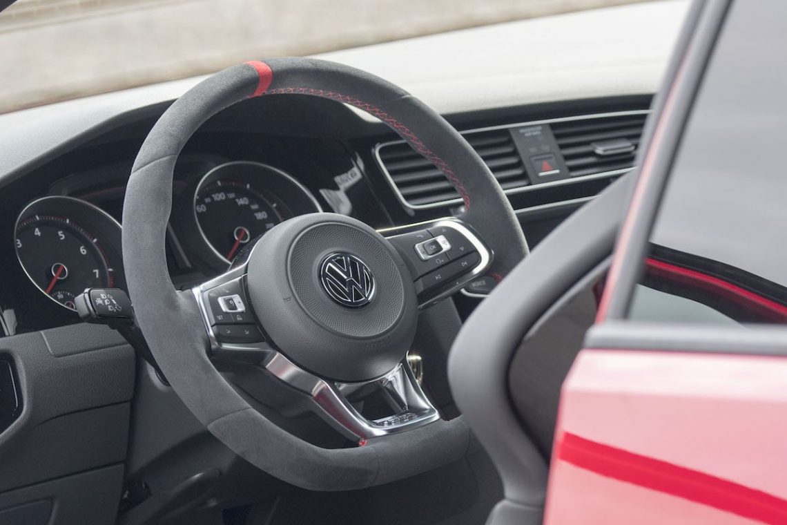VW Golf GTI Clubsport Interieur Innenraum Alcantara Lederlenkrad Schalensitze RECARO rot Armaturenbrett