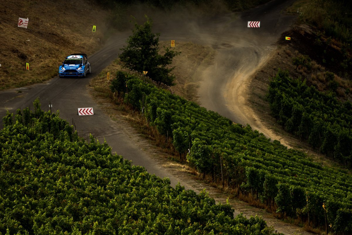 Ford Fiesta RS WRC Drohntal SS17 Wertungsprüfung Mosel Weinreben Stöcke Weinberge Landstraße Weintrauben