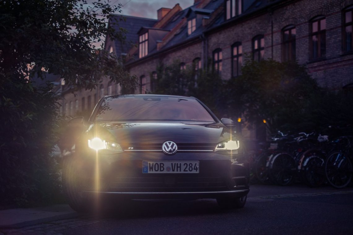 VW Golf VII R Front LED XENON Scheinwerfer Badge Dänemark Kopenhagen Dämmerung Abend Gegenlicht Himmel Ruhe