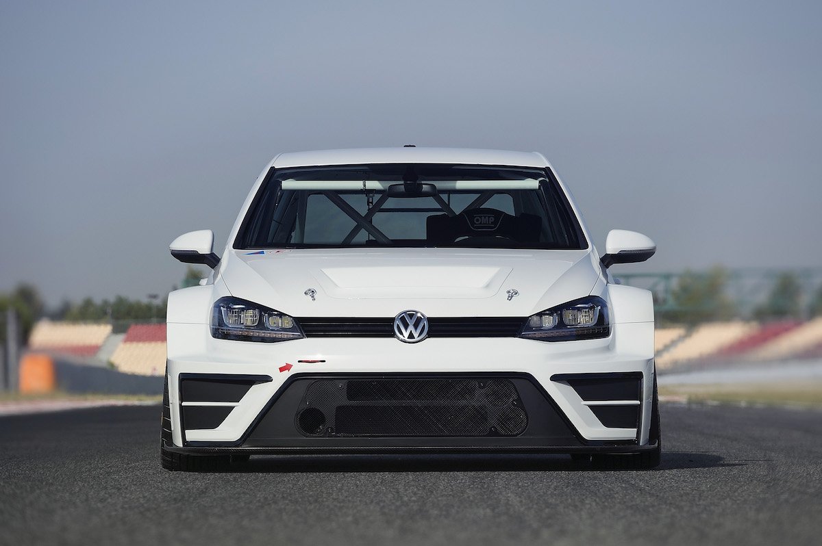 Volkswagen Golf TCR Front Aerodynamik weiß Rennstrecke Käfig