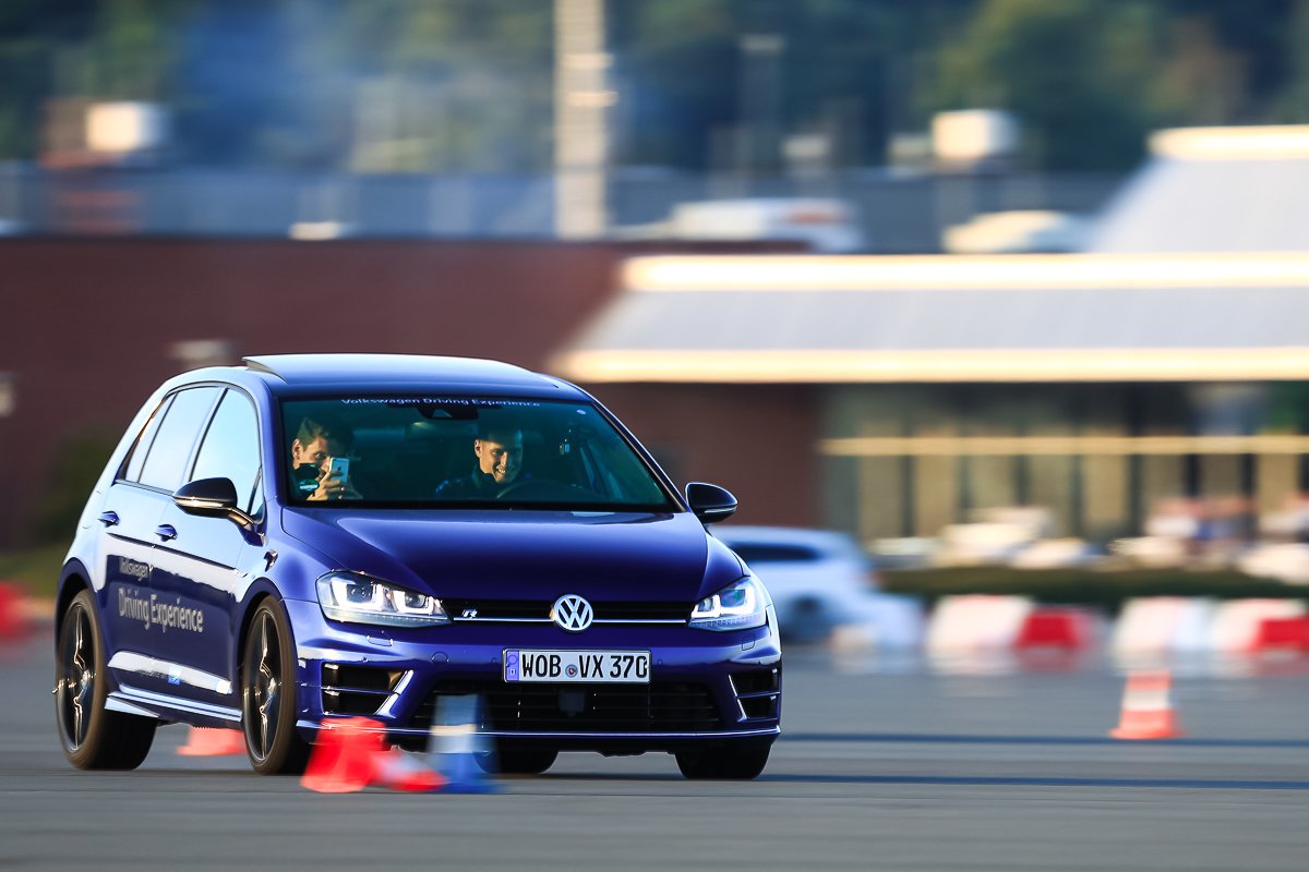 Mario Gomez VW Golf R Volkswagen Driving Experience Ehra-Lessien Testgelände Drag Race blau Smartphone Kamera Filmen Spaß