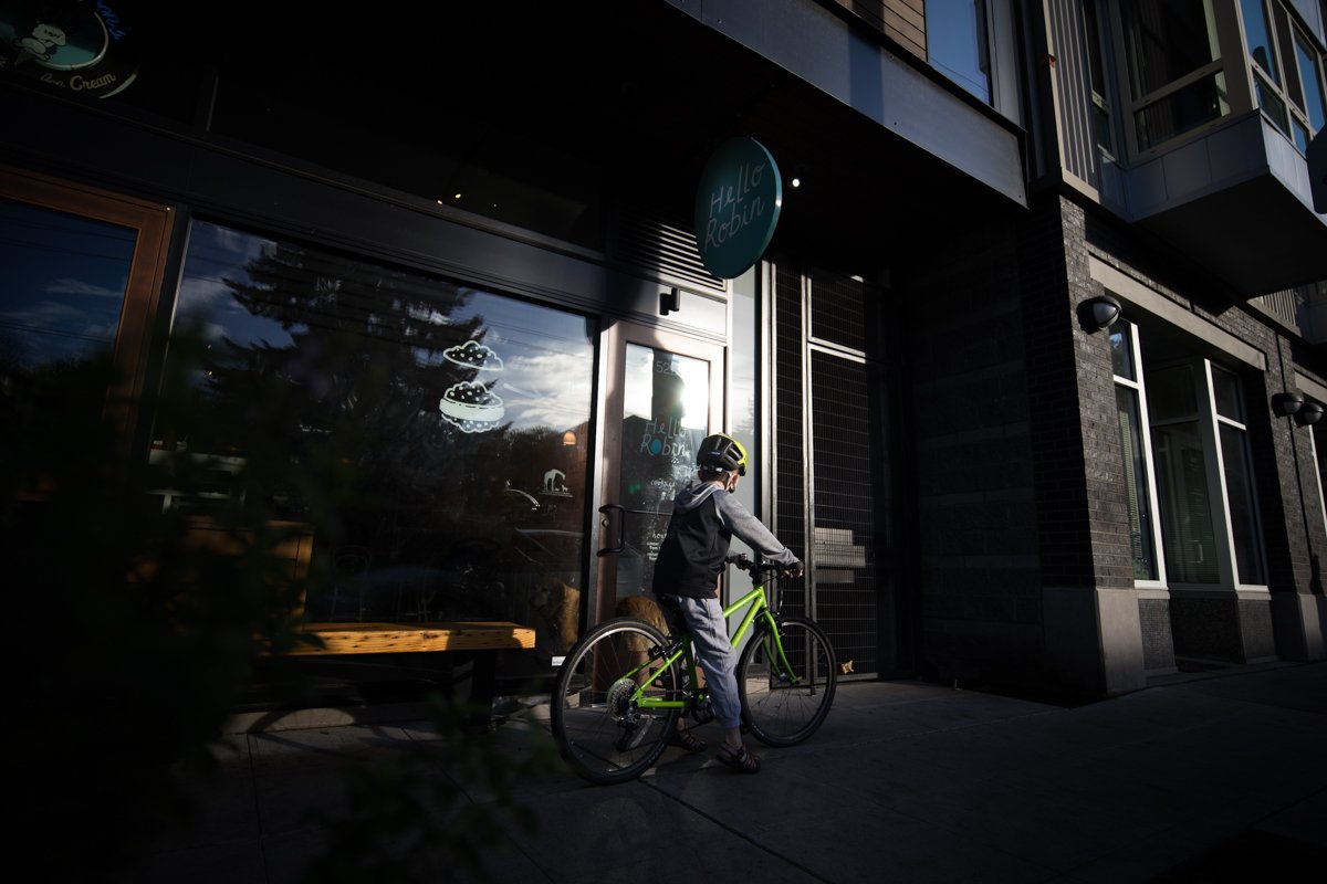 Hell Robin Cookies Storefront Seattle Child Bike Sweettooth Dunkel Schatten Bäckerei Laden