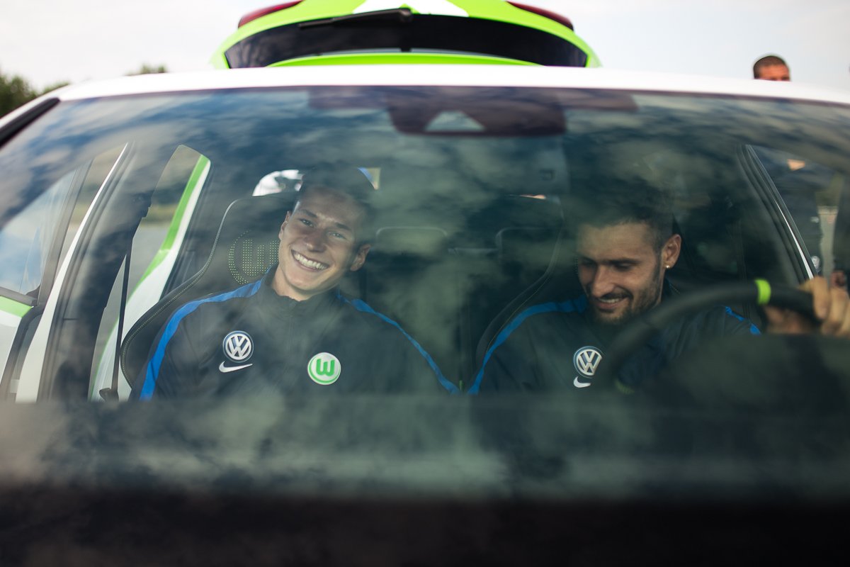 Julian Draxler VW Golf GTI The Extra Mile Happy Lachen Lächeln