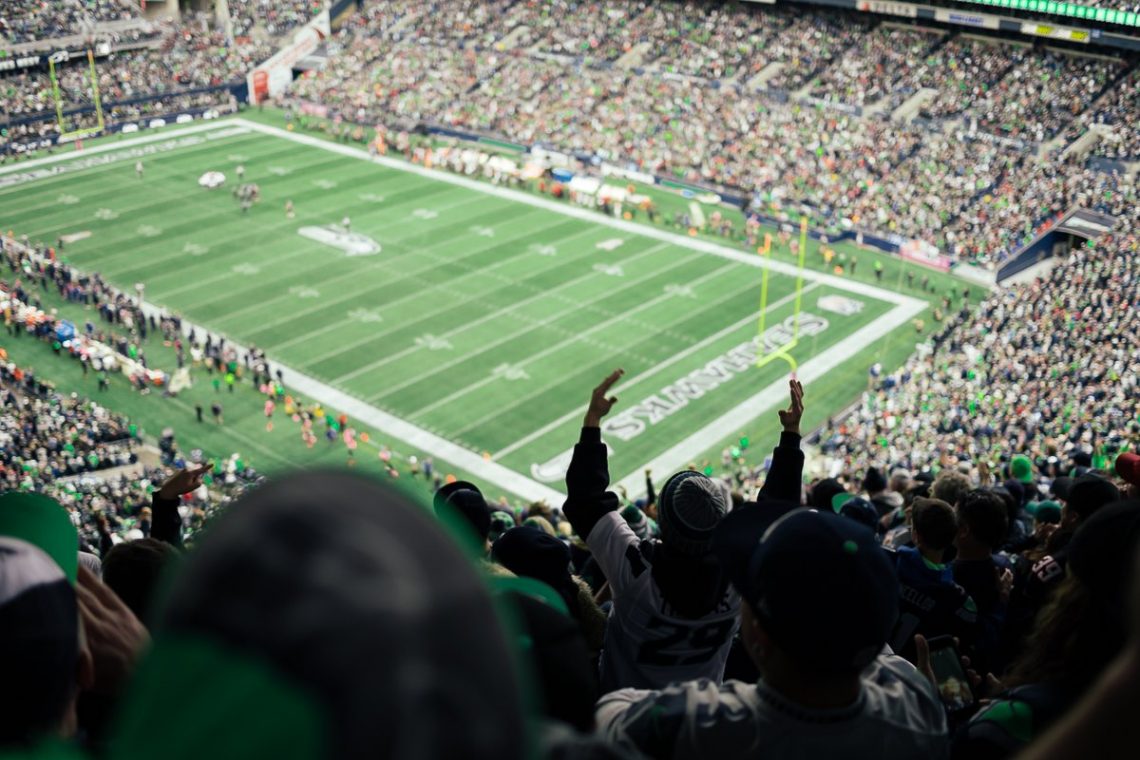 Seahawks Stadium Plätze Upset Fan Centurylink Field grün Hände in die Luft Emotionen Footballfeld
