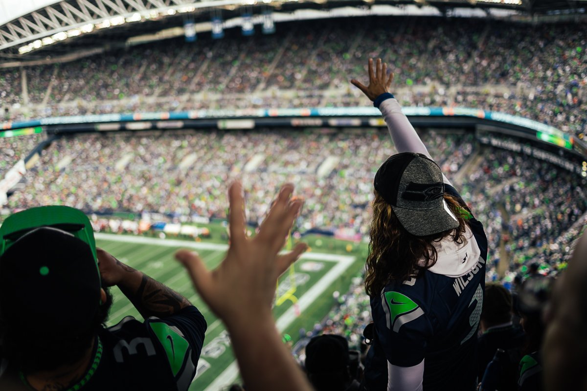 NFL Seattle Seahawks Atlanta Falcons Aplause Applause Cheering Screaming Culture Kultur Mannschaftssport NFL Centurylink Field Grüßen Gesten Cap Trikot Hottie Girl