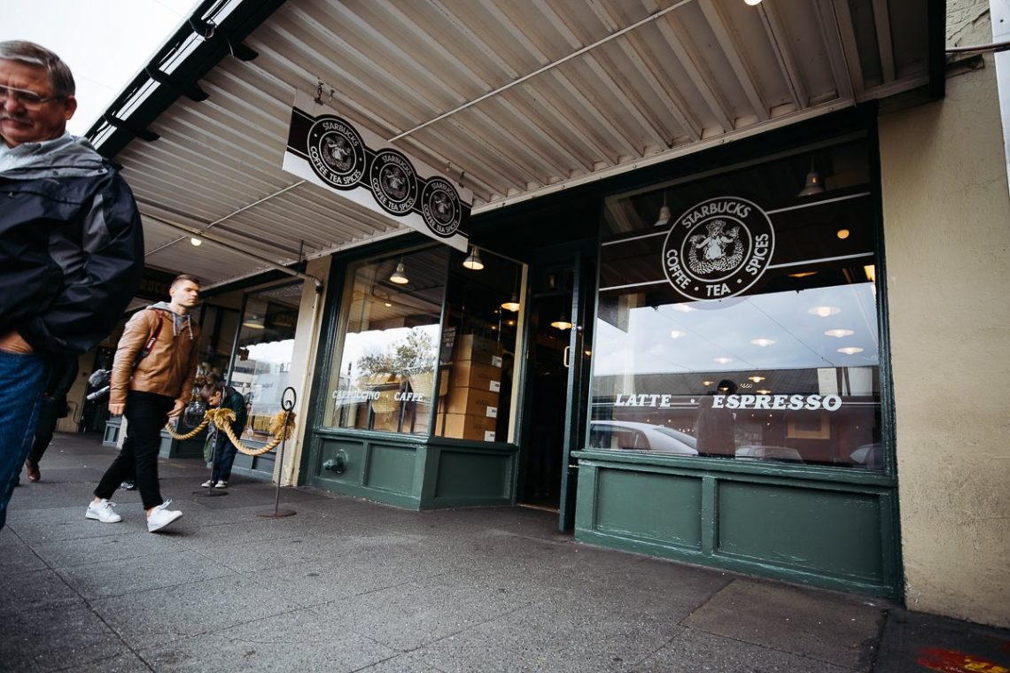 1912 Pike Place Seattle Storefront The Original Starbucks Pike Place Fenster Dach Menschen Jacke
