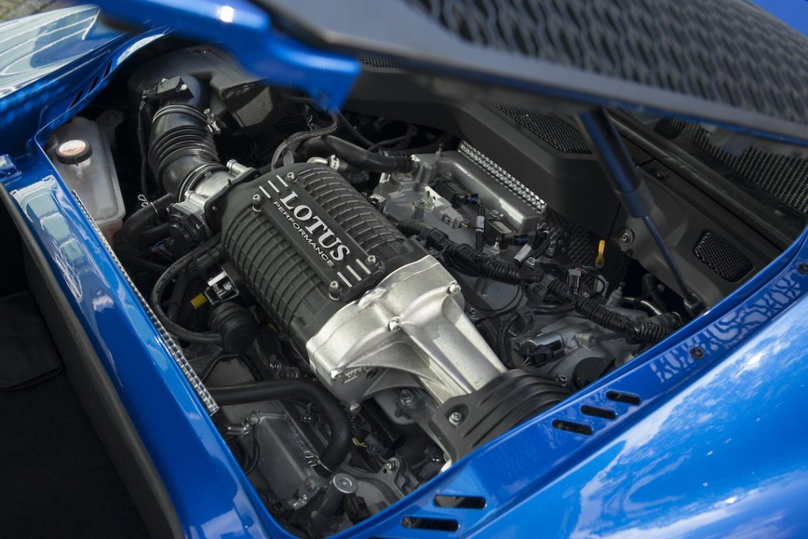 Lotus Exige Sport 380 Rennstrecke Racetrack Test Review Fahrbericht blau Sportwagen V6 Kompressor Motorraum Engine Bay Aufladung Heckmotor