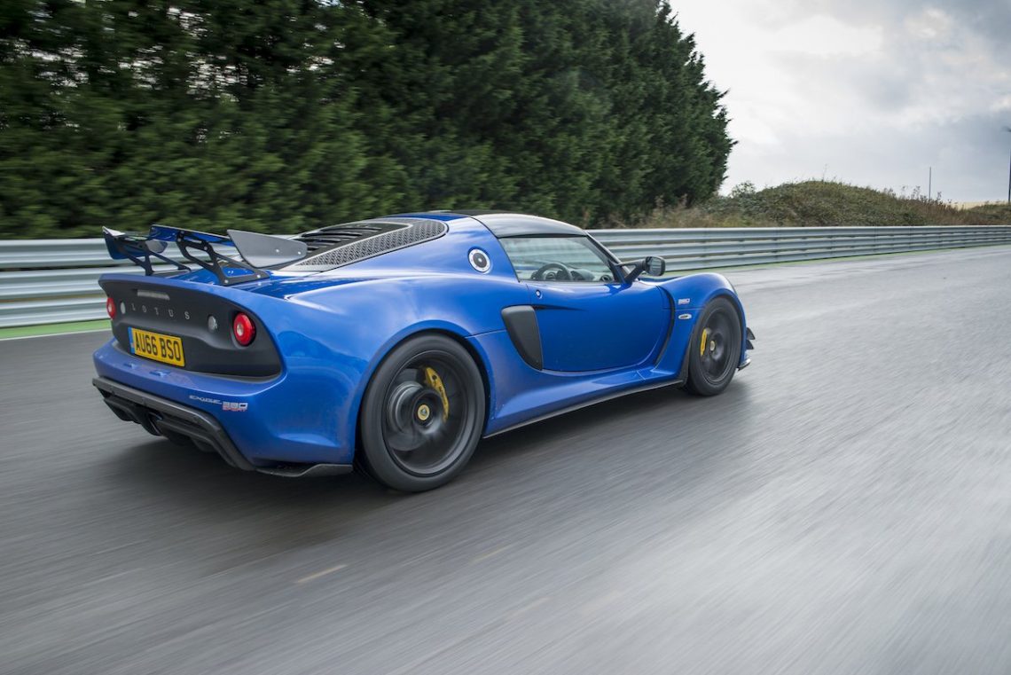 Rolling shot Rennstrecke Leitplanke blau Lotus Exige Sport 380 Auto