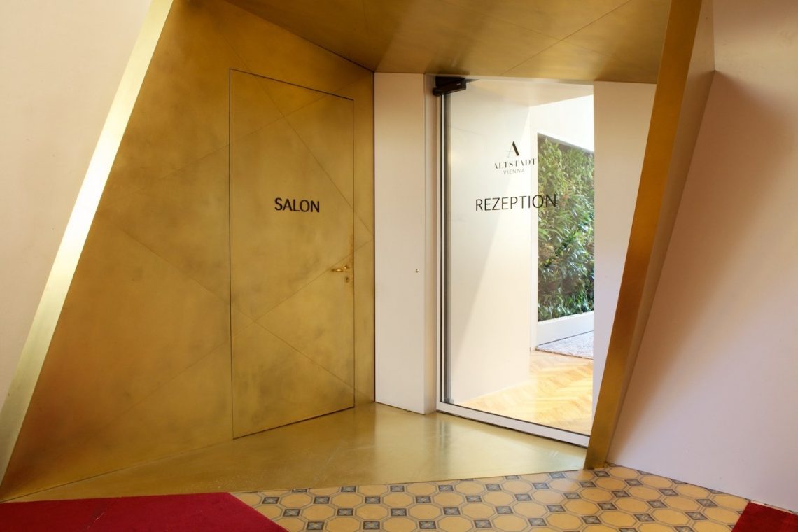 Salon Rezeption Interior Design Altstadt Schiebetür gold