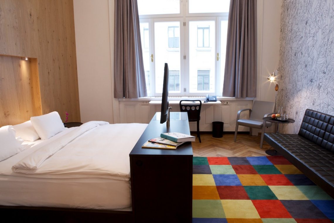 Hotel Altstadt Vienna Bunt Teppich Zimmer Bett Fenster Sofa Couch Buch Stuhl Eimer