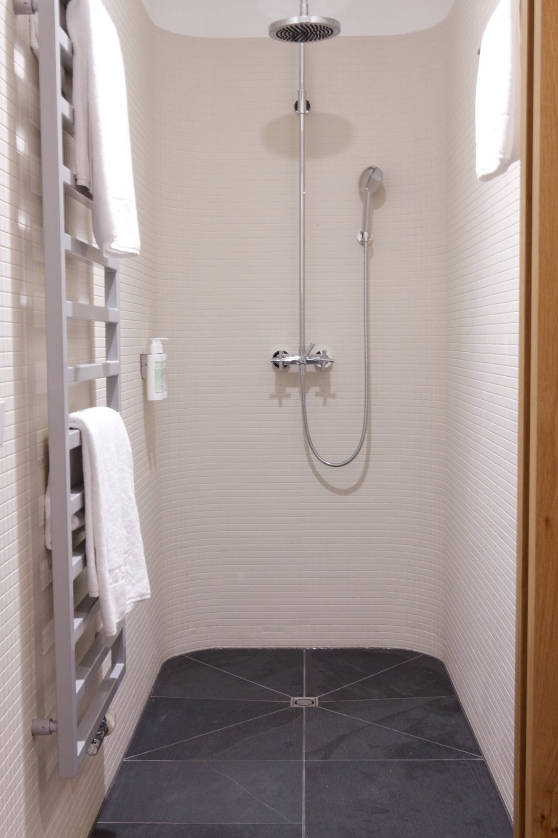 Dusche Handtuchhalter Handtücher weiß kacheln fliesen Badezimmer