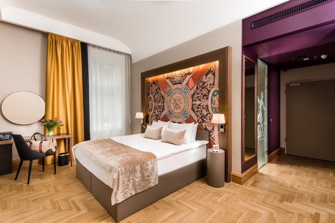 Hotel Moments Budapest 4 Sterne Andrassy Avenue Utca Einkaufsstraße Hauptstadt Ungarn Deluxe Room Bett
