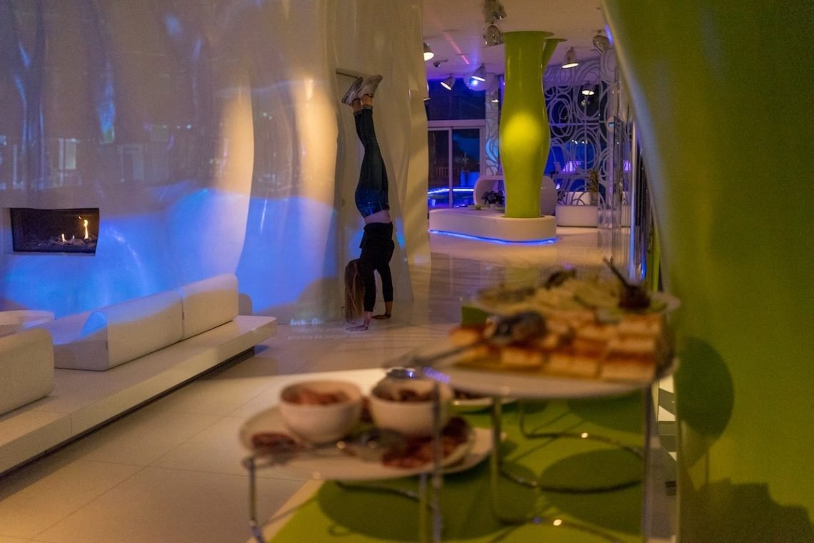 i-SUITE Hotel Rimini 5 Sterne Designhotel Adria Promenade Meerblick Lobby Snacks Handstand Diana Lounge Sitzecke Kamin