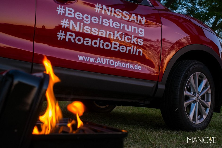 Nissan Qashqai Weber Go-Anywhere Grill Camping Feuer rot Auto Campingplatz