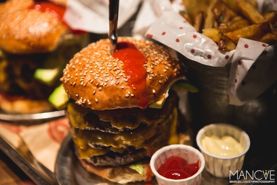 Whats beef Killer Combo Mayo Ketchup Burger Bun 3 Lagen Fleisch