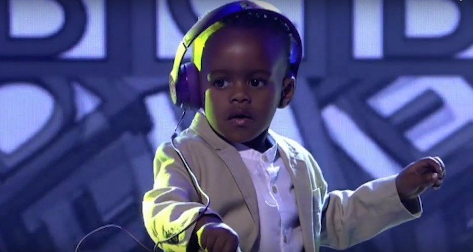 DJ Arch Jnr South Africa Got Talent Musik TV Show Kind Anzug Kinderanzug Hemd Blazer Jacket Headphone Kopfhörer Turntables DJying