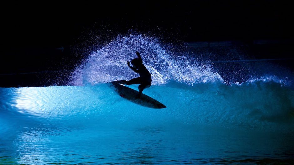 WAVEGARDEN Night Surf Experiment Nacht Beleuchtet Wasser Surfen Welle Surfing Nacht Wellenmaschine Surflagune