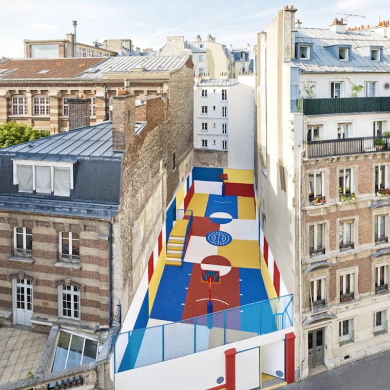 Bunt Basketball Platz Paris Pigalle Paris Häuserblock Hinterhof