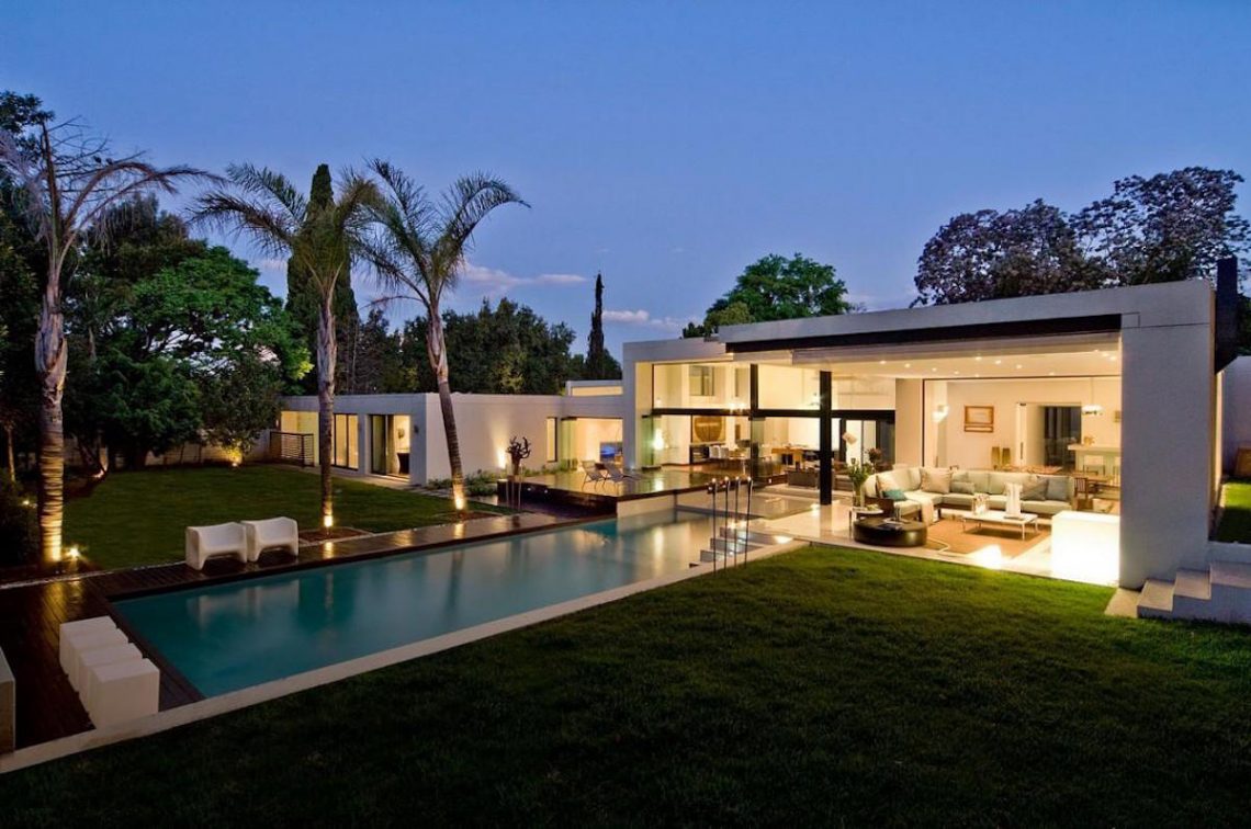Moss Oaklands Residence Nico van der Meulen Architects Johannesburg Südafrika Architektur Design modern Pool Garten Nacht Exterieur