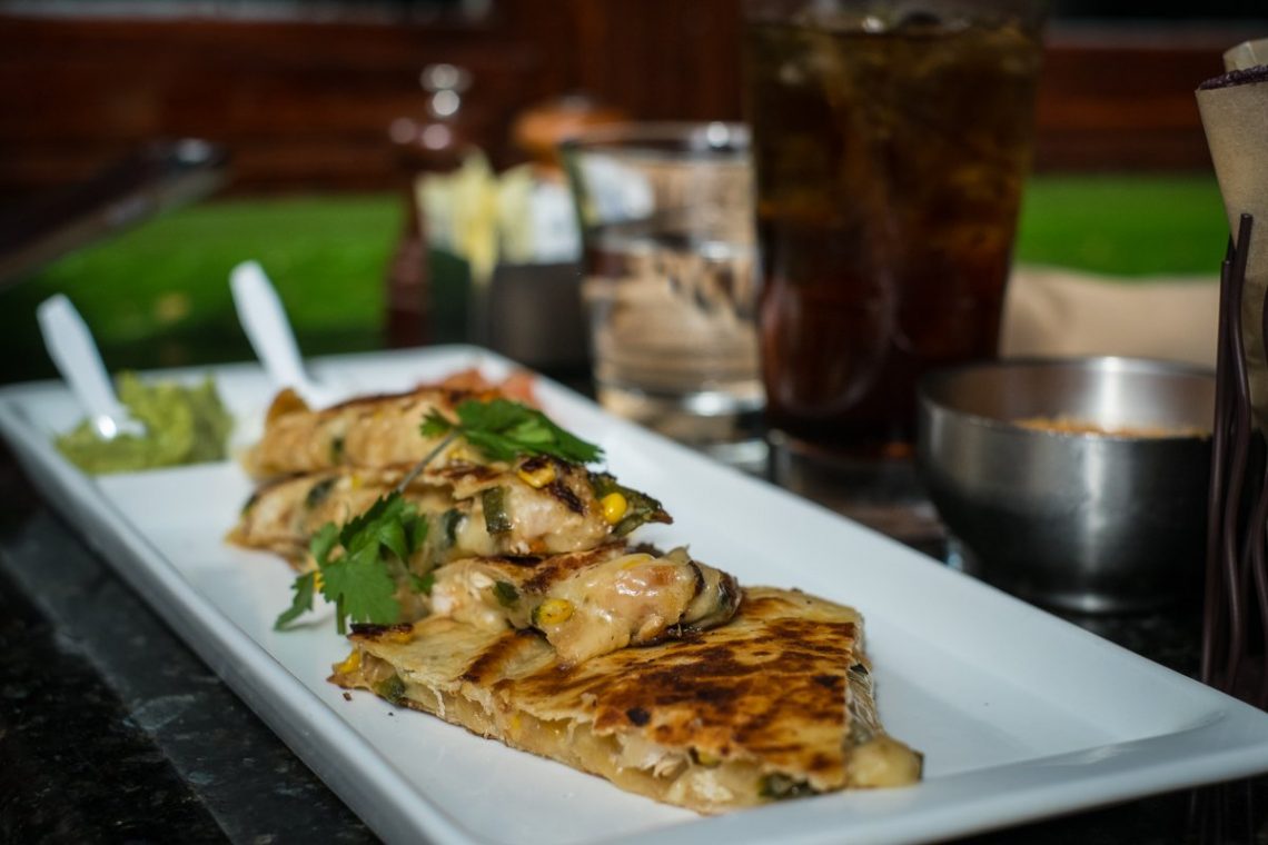 aguar Ceviche Spoon Bar and Latam Grill Coconut Grove Quesadillas Spanische Küche Miami Restaurant Cuisine Foodporn Detail Angerichtet Teller