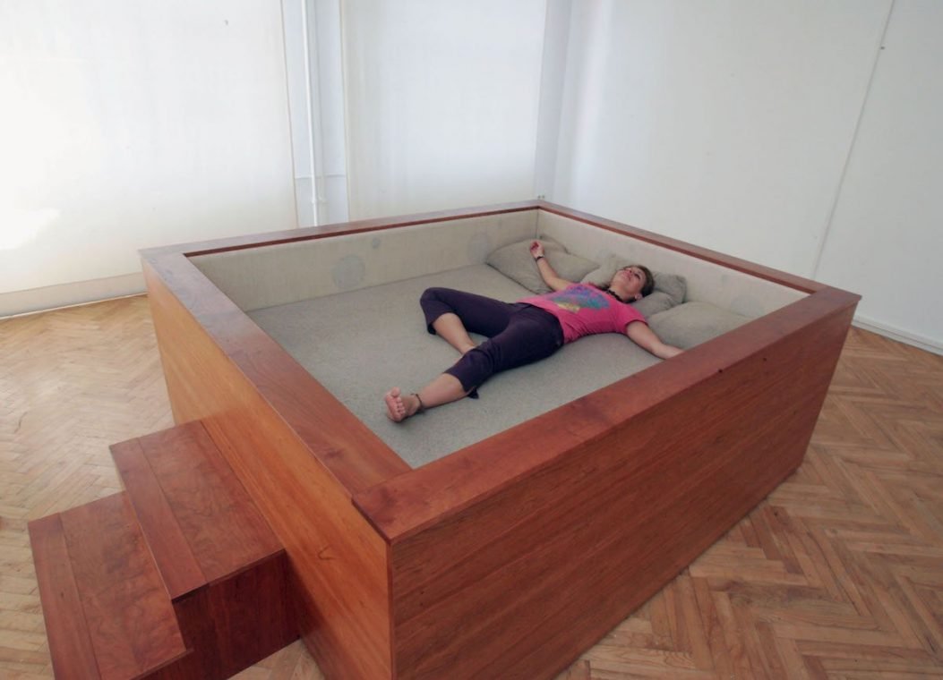 Sonic Bed Kaffe Matthews Surround Sound Bett Museum Kunst Relax Schlafen Frau