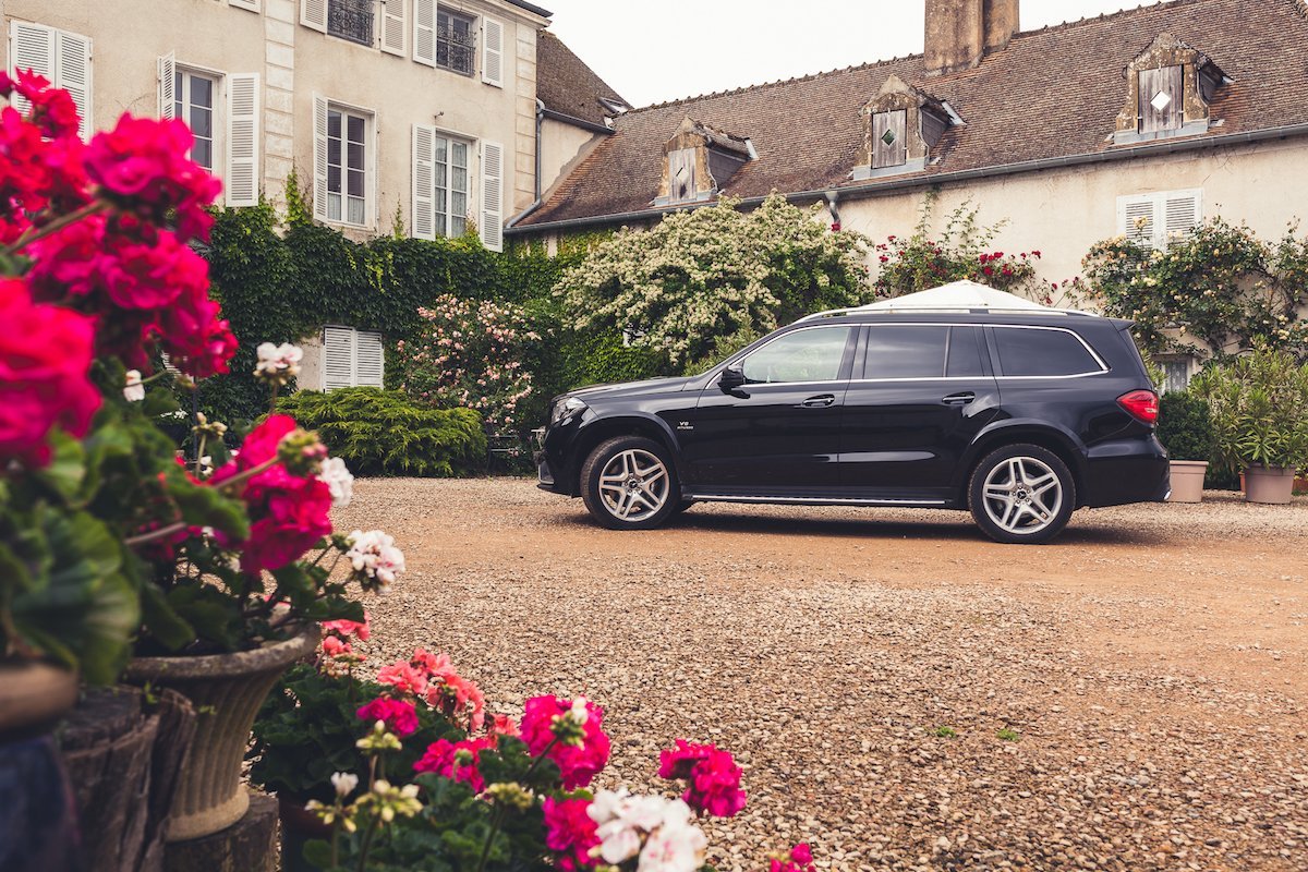 Mercedes-AMG GLS63 4MATIC Frankreich Villa Blumen SUV Offroad Allrad Schwarz Kies Schloss