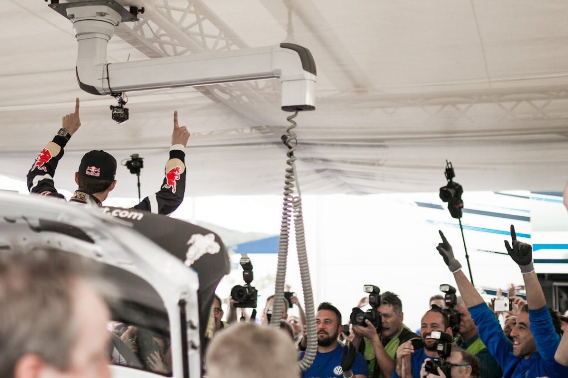 Sebastien Ogier Champion Victory Sign Sieg Hände Luft Feiern Box