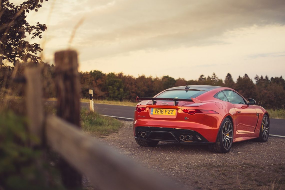 Jaguar F-TYPE SVR Coupé Firesand England Sonne Sonneuntergang dramatischer Himmel bewölkt Landstraße Eifel Nürburgring Heck Spoiler Schmiedefelgen Auspuff Tuning Schnell V8