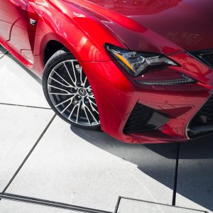 Lexus RC F Advantage Bordeaux rot Scheinwerfer LED Tagfahrlicht Felgen Lufteinlässe Kühlung Konturen Sportwagen Coupe V8
