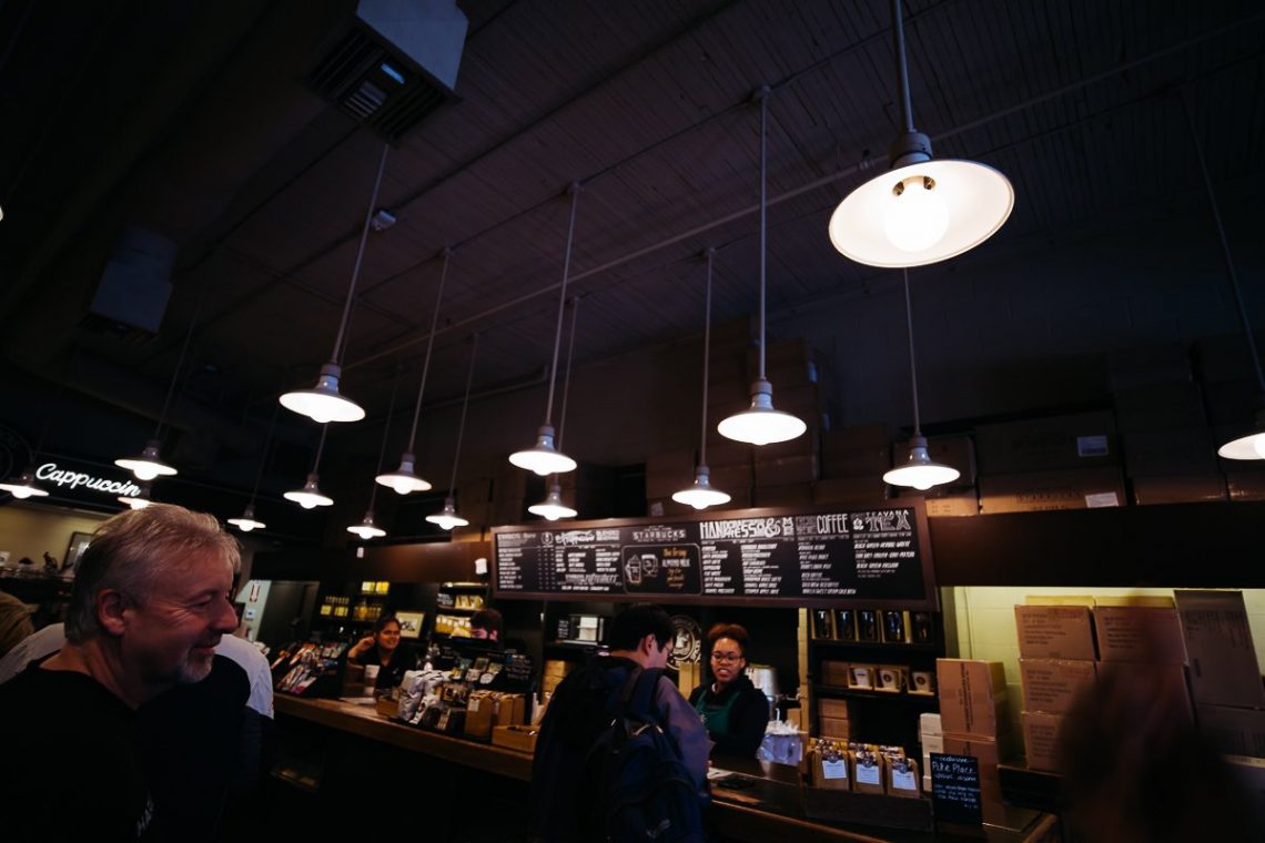 Starbucks Pike Place Original Store Lampen Interior Menschen Coffeehouse Seattle