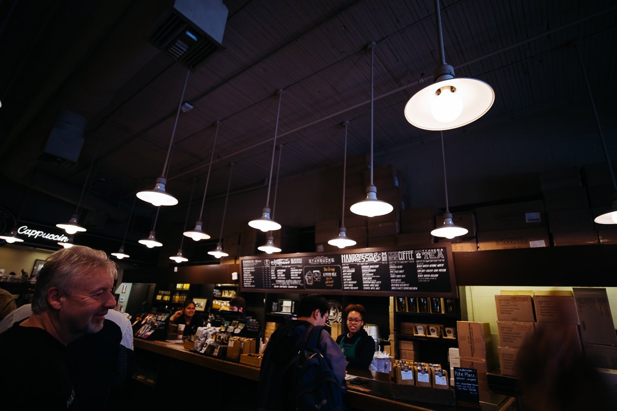 Starbucks Pike Place Original Store Lampen Interior Menschen Coffeehouse Seattle