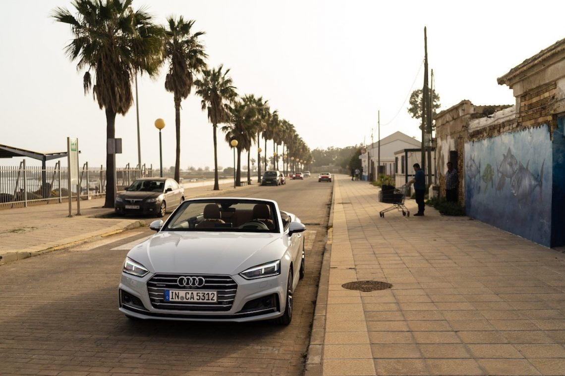 Audi A5 Cabriolet 3.0 TDI Gletscherweiß Strandpromenade Menschen Leben Silhouette Palmen Hafen Yacht Leben Urlaub Roadtrip