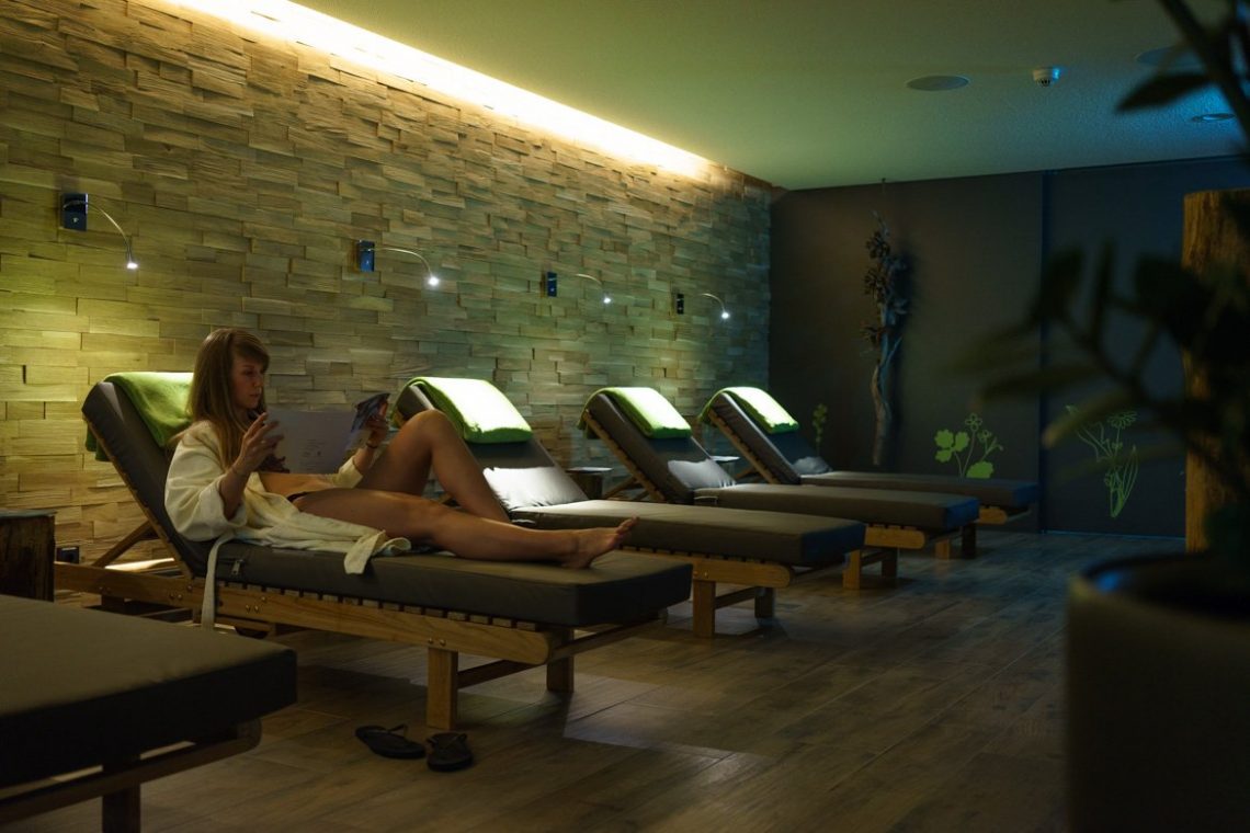 Bio Seehotel Zeulenroda Ruheraum Panorama Spa Chillen Relaxen Bademantel Liegen Handtücher Zeitschrift Lesen Ausklingen lassen Licht Stein Wand Atmosphäre