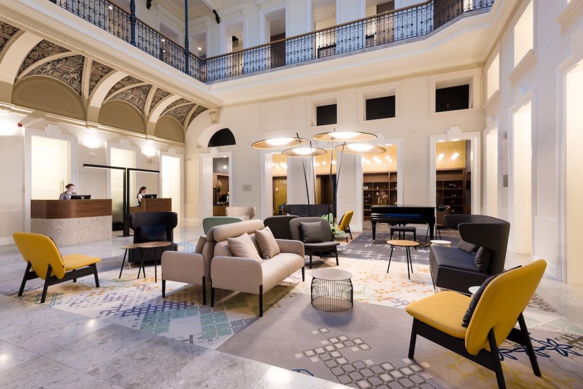 Hotel Moments Budapest 4 Sterne Andrassy Avenue Utca Einkaufsstraße Hauptstadt Ungarn Lobby Rezeption Halle Licht Minimalismus