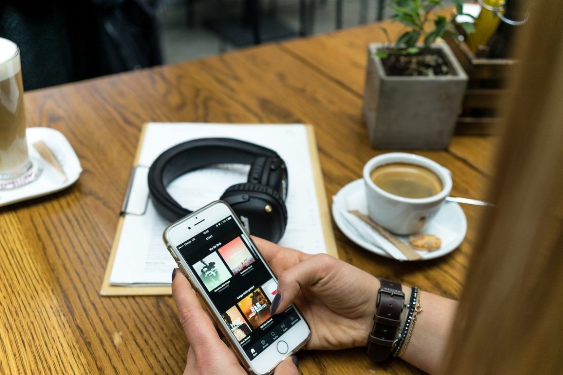 Meller Brand Uhr Watch Nag Earth Cafe Kaffee Marshall Mid Bluetooth Headphones Kopfhörer Hand Finger Uhr Plac Nowy Krakow Cappuccino Latte Macchiato