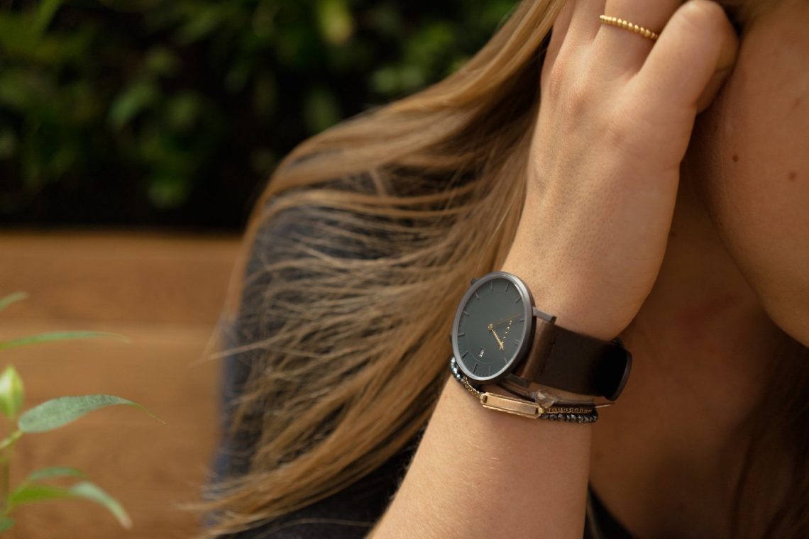 Meller Astra Nag Earth Armbanduhr Wrist Watch Braunes Leder anthrazit Ziffernblatt gold Handgelenk Haare Frau Diana MANCVE Meller Uhr