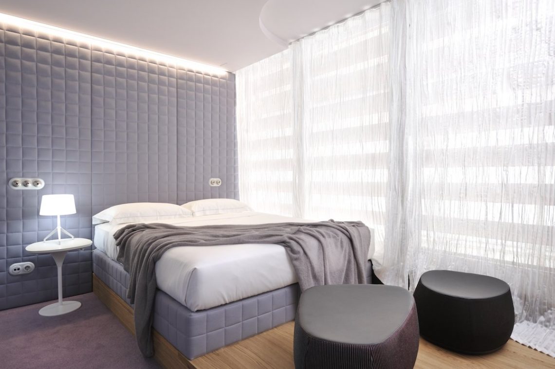 Vander Urbani Resort Ljubljana Designhotel Bett Zen Room Tischlampe Hocker Decken Licht