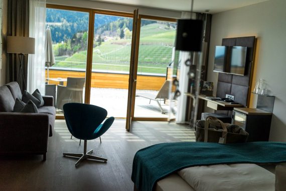 Alpiana Resort Wellness Hotel Lana Merna Südtirol Junior Suite Zimmer Interieur Einrichtung Balkon