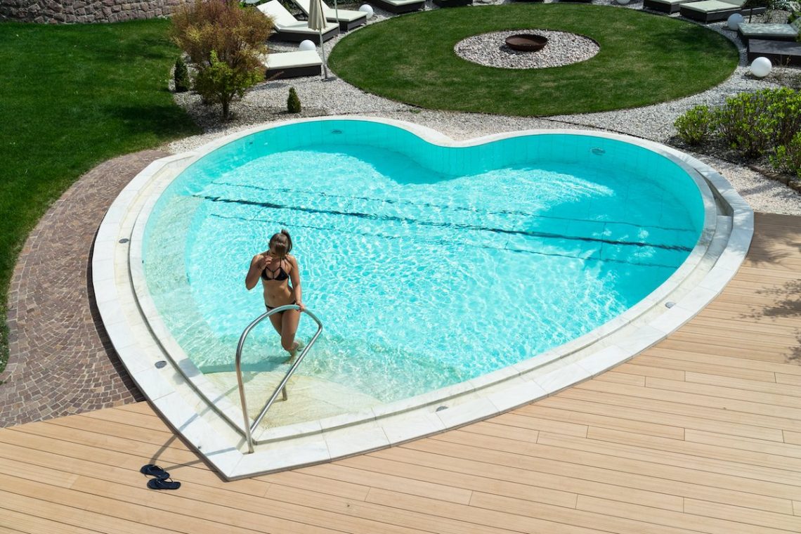 Alpiana Resort Wellness Hotel Lana Merna Südtirol Solepoolbecken 33 Grad Diana Herzform Outdoor Garten Spa Relaxen Luxus