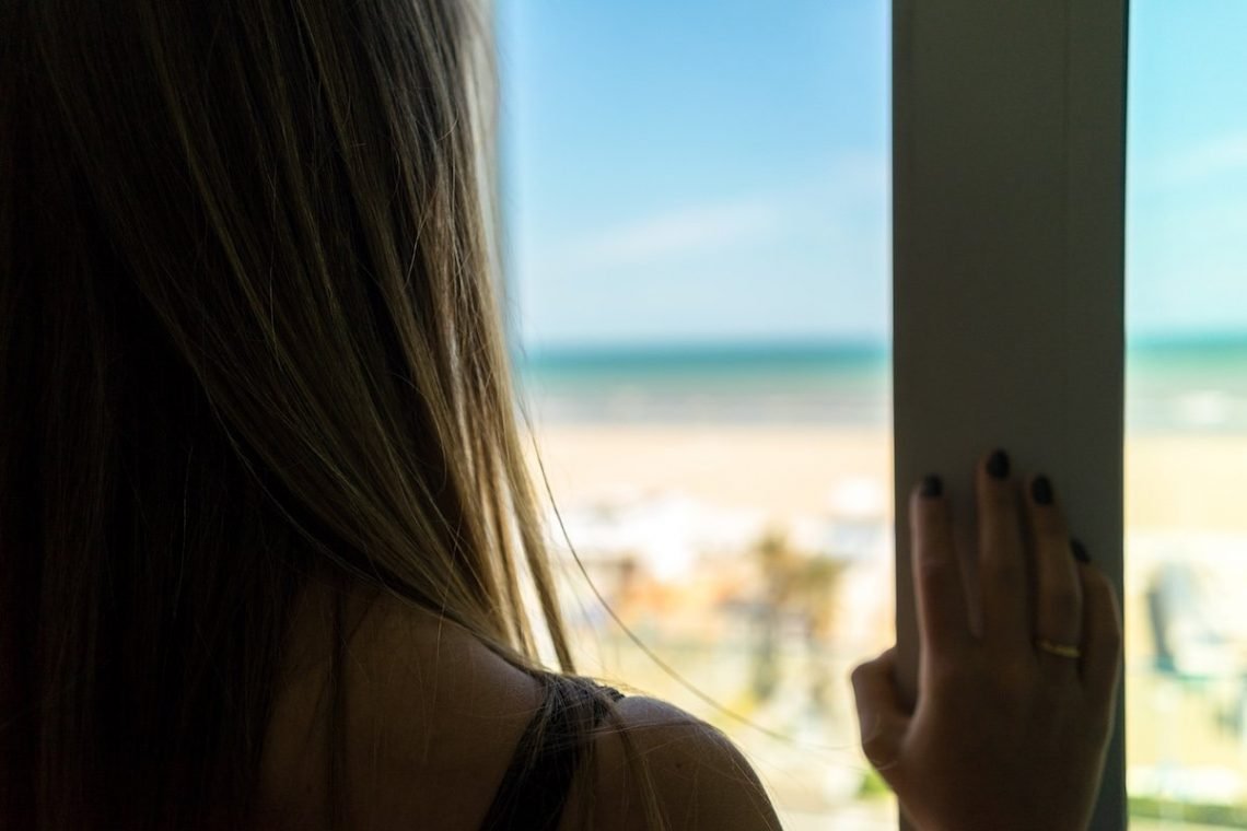 i-SUITE Hotel Rimini 5 Sterne Designhotel Adria Promenade Meerblick Terrasse Balkon Strand Promenade Haare Schulter Hand