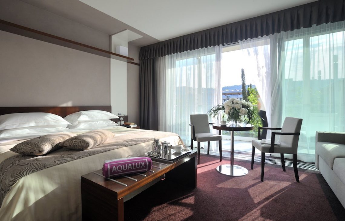 Aqualux Spa Wellness Hotel Bardolino Zimmer Room Bett Stühle Sofa Balkon