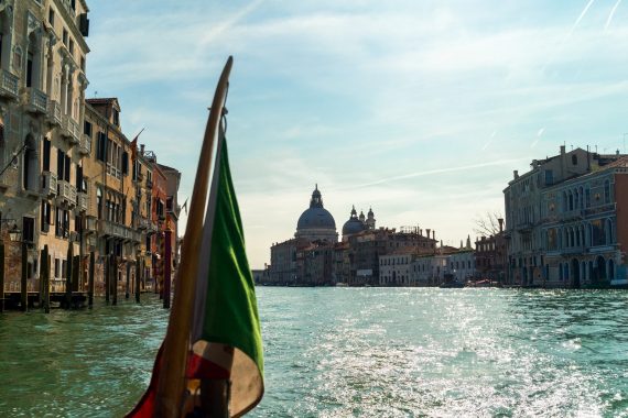 Venedig Venezia Venice Italien Romantik Romance Romantisch Urlaub Lifestyle Grand Canal Basilica di Santa Maria della Salute italienische Flagge Wasser Schatten