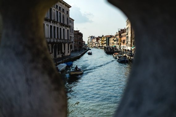 Venedig Venezia Venice Italien Romantik Romance Romantisch Urlaub Lifestyle Ponte della Guglie Brücke Pfeiler Wasser Kanal Flucht Häuser Vordergrund