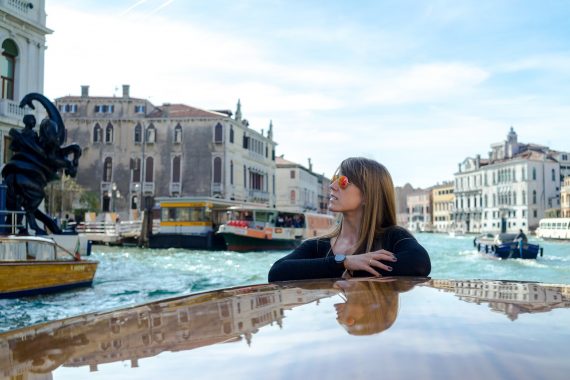 Venedig Venezia Venice Italien Romantik Romance Romantisch Urlaub Lifestyle Diana Taxifahrt Boot Canale Grande Himmel Blick Arme verschränkt