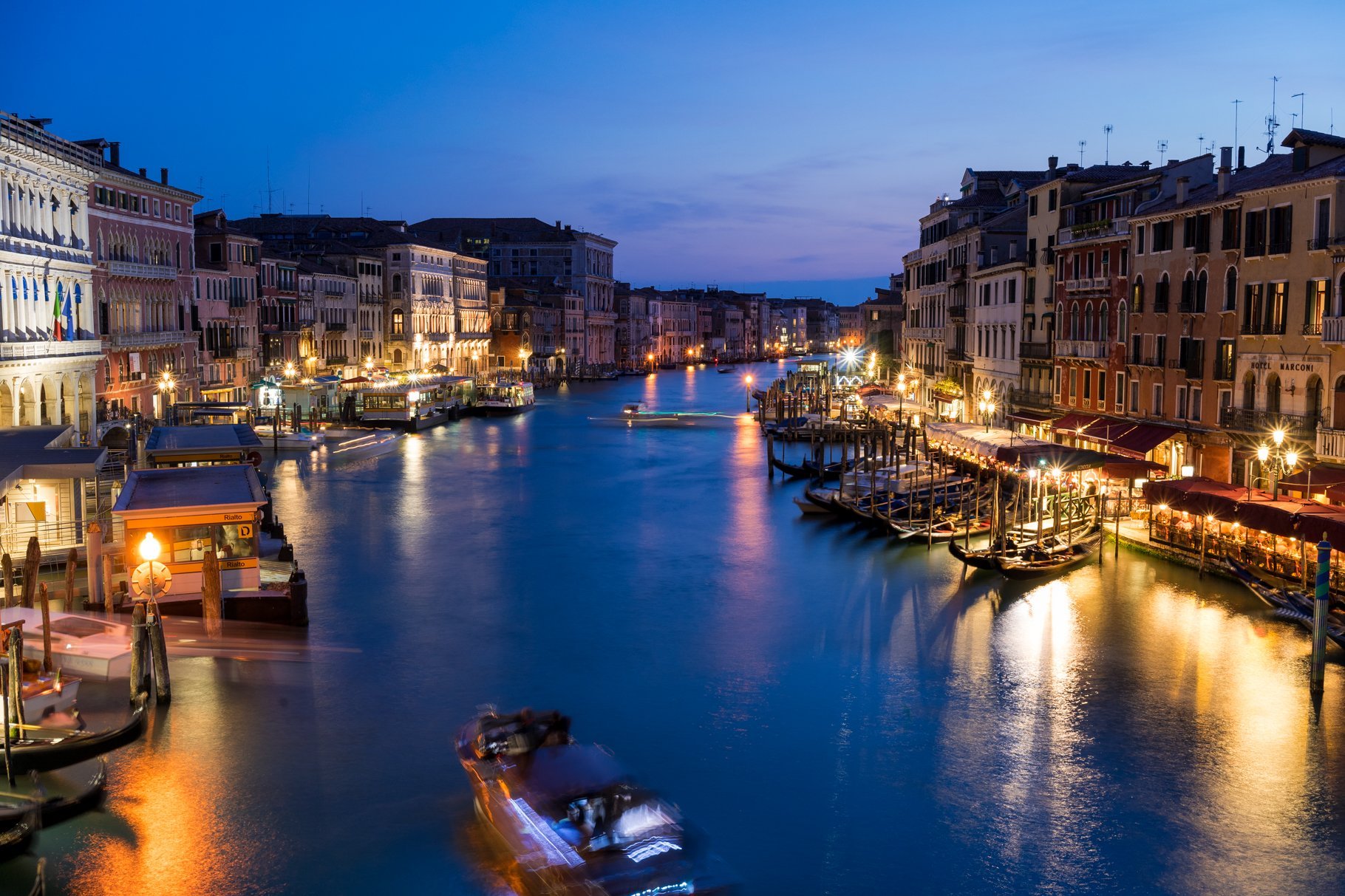 Venedig Venezia Venice Italien Romantik Romance Romantisch Urlaub Lifestyle Rialtobridge Rialtobrücke Rialto Canal Grande Nacht Langzeitaufnahme Night Bewegungsunschärfe Motion