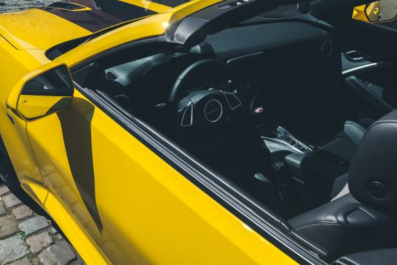 2016 Chevrolet Camaro V8 Cabriolet Bright Yellow Innenraum Interieur Lenkrad Shortshifter gelb Schatten Außenspiegel Cabrio