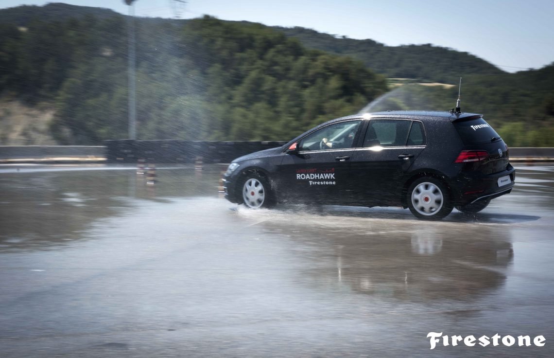 Firestone Roadhawk Skidpad Nasshaftung Golf 7 TDI schwarz nasse Fahrbahn Aquaplaning