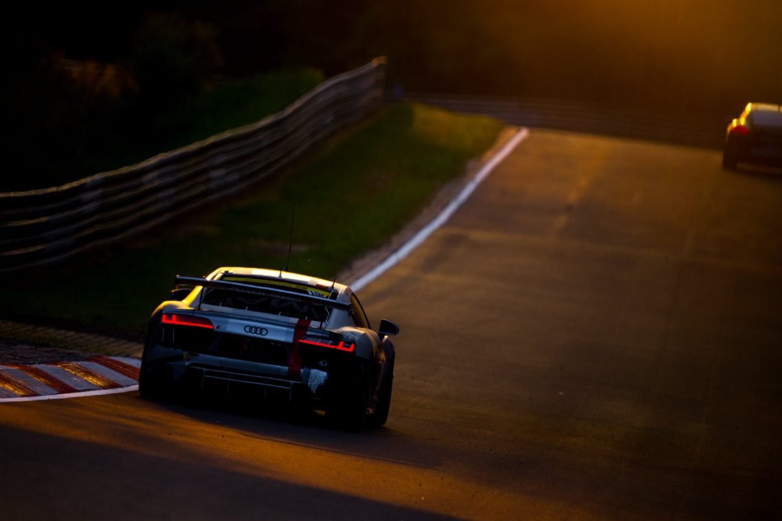 Phoenix Racing Audi R8 LMS GT4 Rückleuchten Nordschleife Sonnenuntergang Silber rot Curbs Rennstrecke